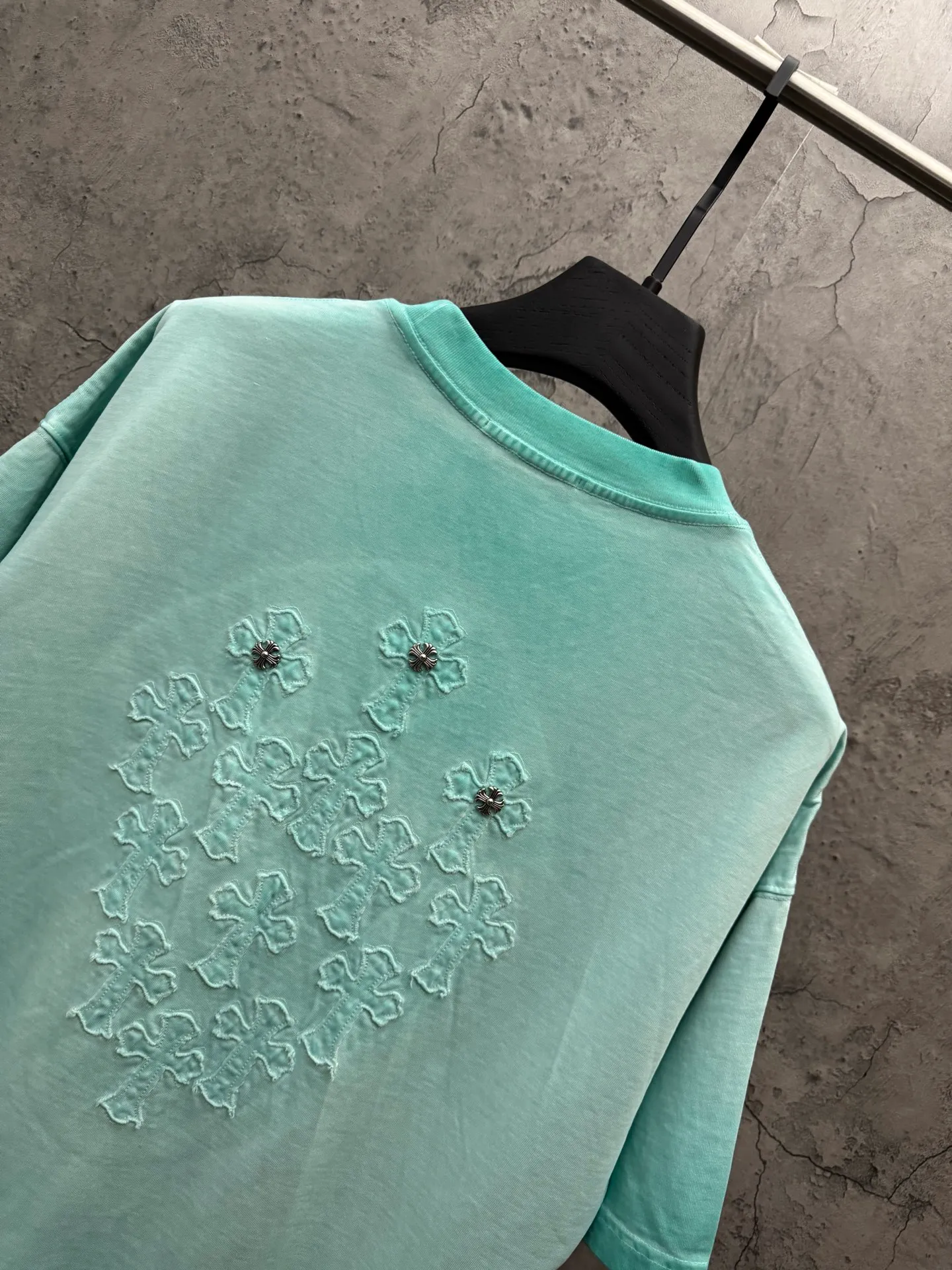 P200 top version, real shot without P, ​​different from market currency) 𝗖𝗵𝗿𝗼𝗺𝗲 𝗛𝗲𝗮𝗿𝘁𝘀/Croxin 2026 spring new original single counter American laser burnt patch embroidered couple short sleeves 👑The highest version! Customized fabric 330g, washed and fried. Best-selling model at the counter. Very comfortable to wear. Accessories: Original molded and authenticated collar label➕100% silk wash label. Genuine purchase-grade original hangtag➕matching hanging rope➕3D hanging beads➕original packaging bag. Craftsmanship: The original version has consistent wiring! The highest version of the armhole matching technique! Color: Khaki Black Rose Red Light Blue Purple Size: S M L XL Style Number: 26-2002